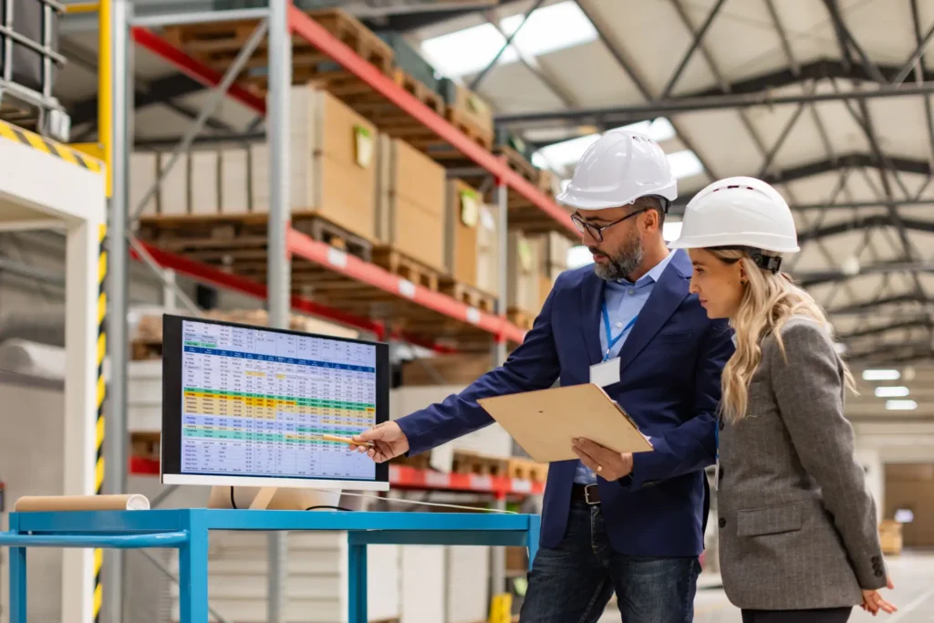 Professionals revisant dades i indicadors de rendiment en una instal·lació industrial