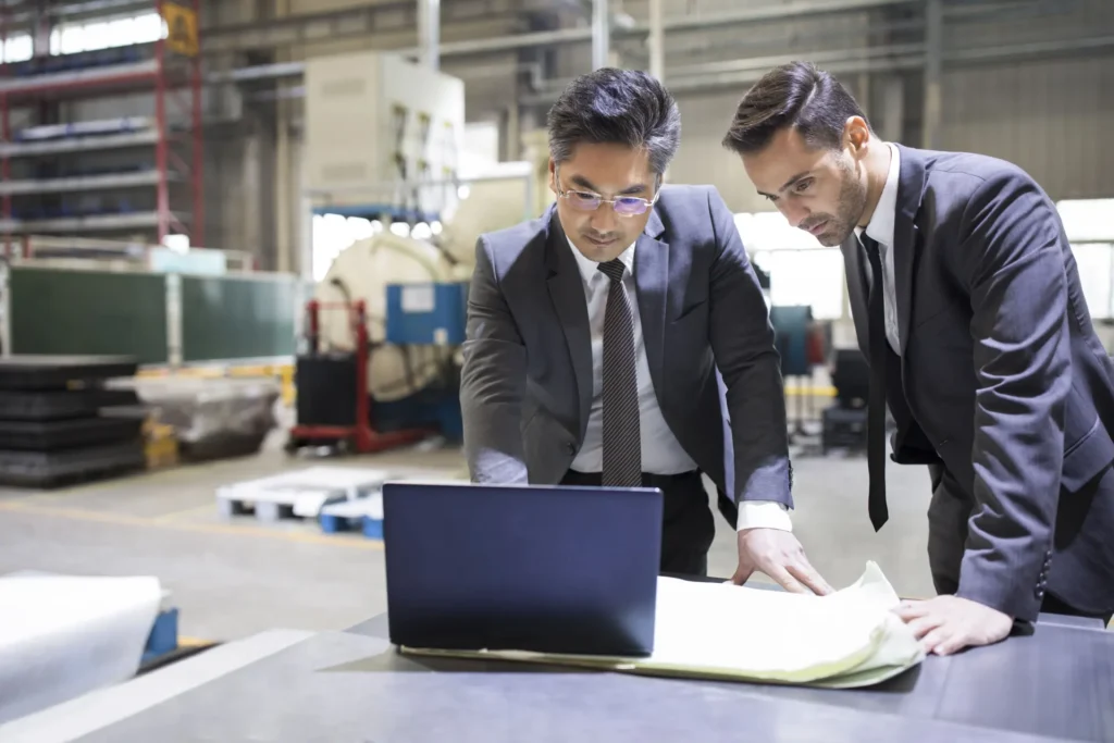 Responsables analitzant dades i resultats d’un projecte industrial en una fàbrica
